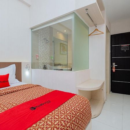 Отель Reddoorz Premium @ Jalan Veteran Bojonegoro Экстерьер фото