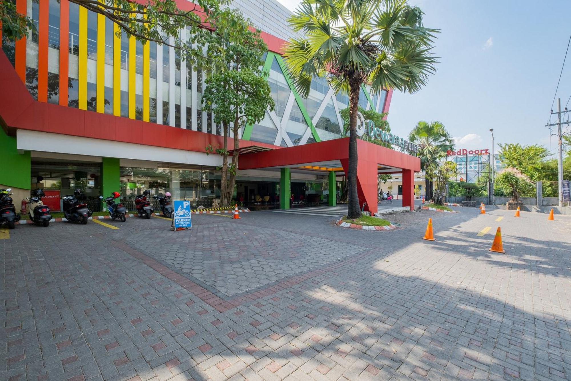 Отель Reddoorz Premium @ Jalan Veteran Bojonegoro Экстерьер фото