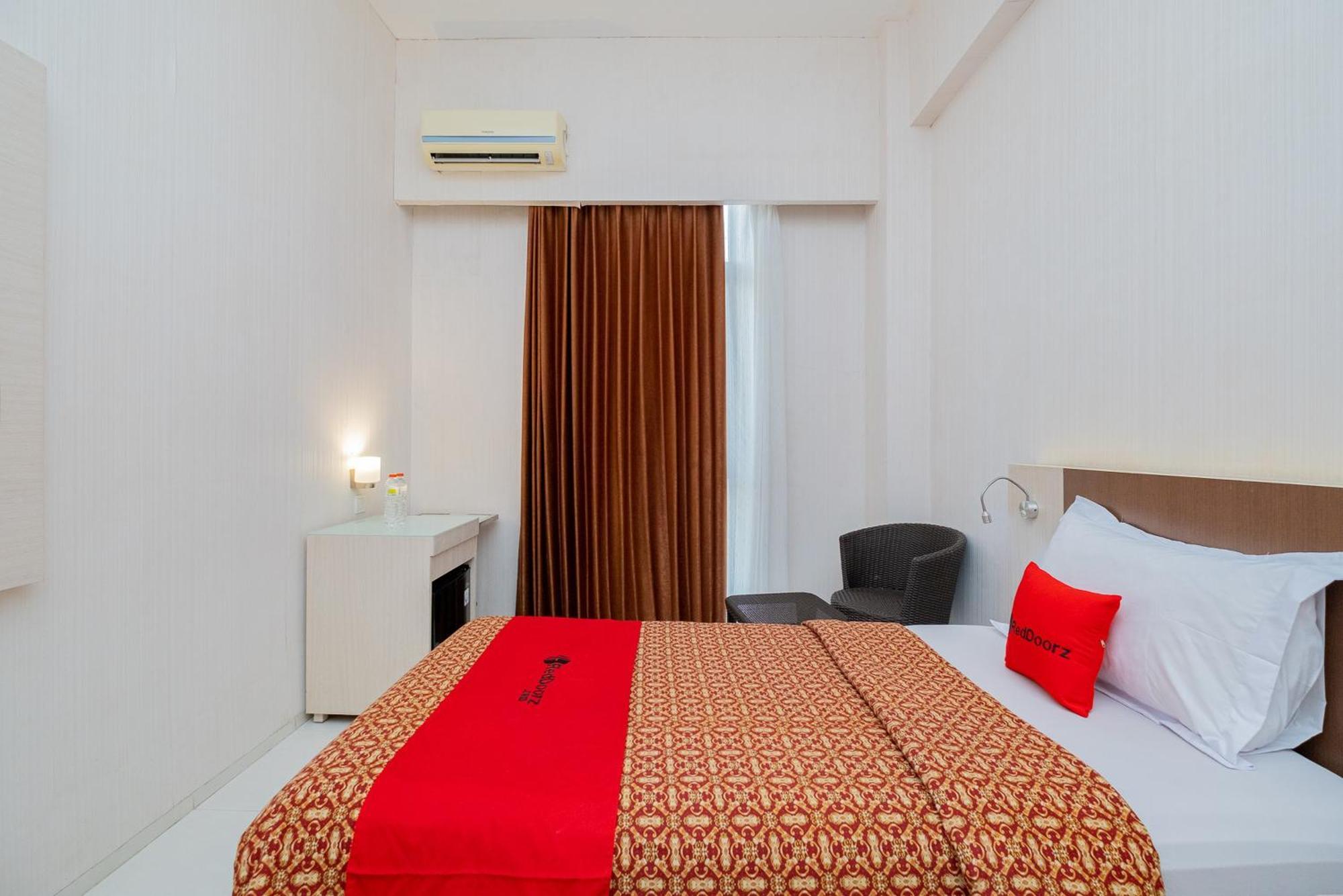 Отель Reddoorz Premium @ Jalan Veteran Bojonegoro Экстерьер фото