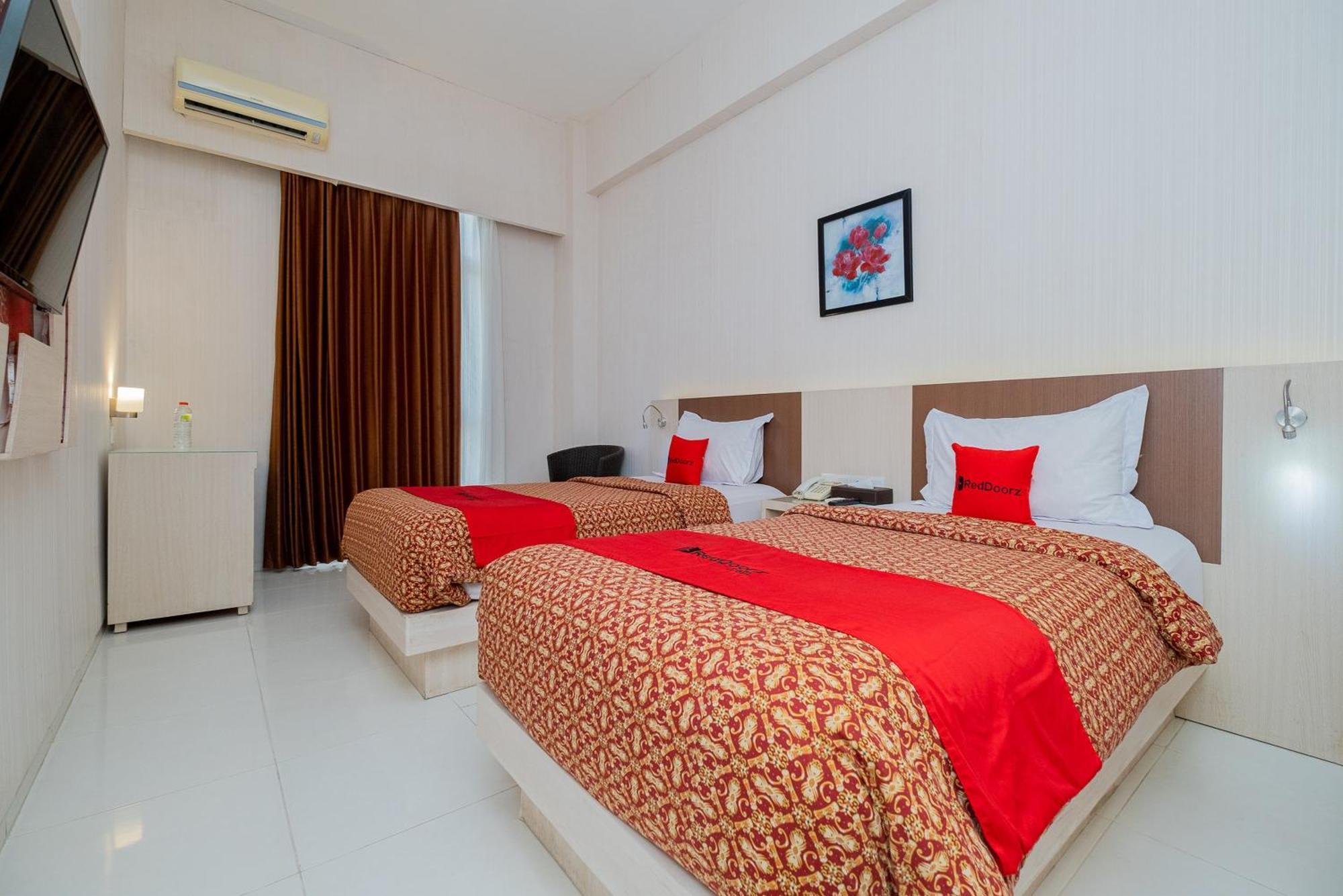 Отель Reddoorz Premium @ Jalan Veteran Bojonegoro Экстерьер фото