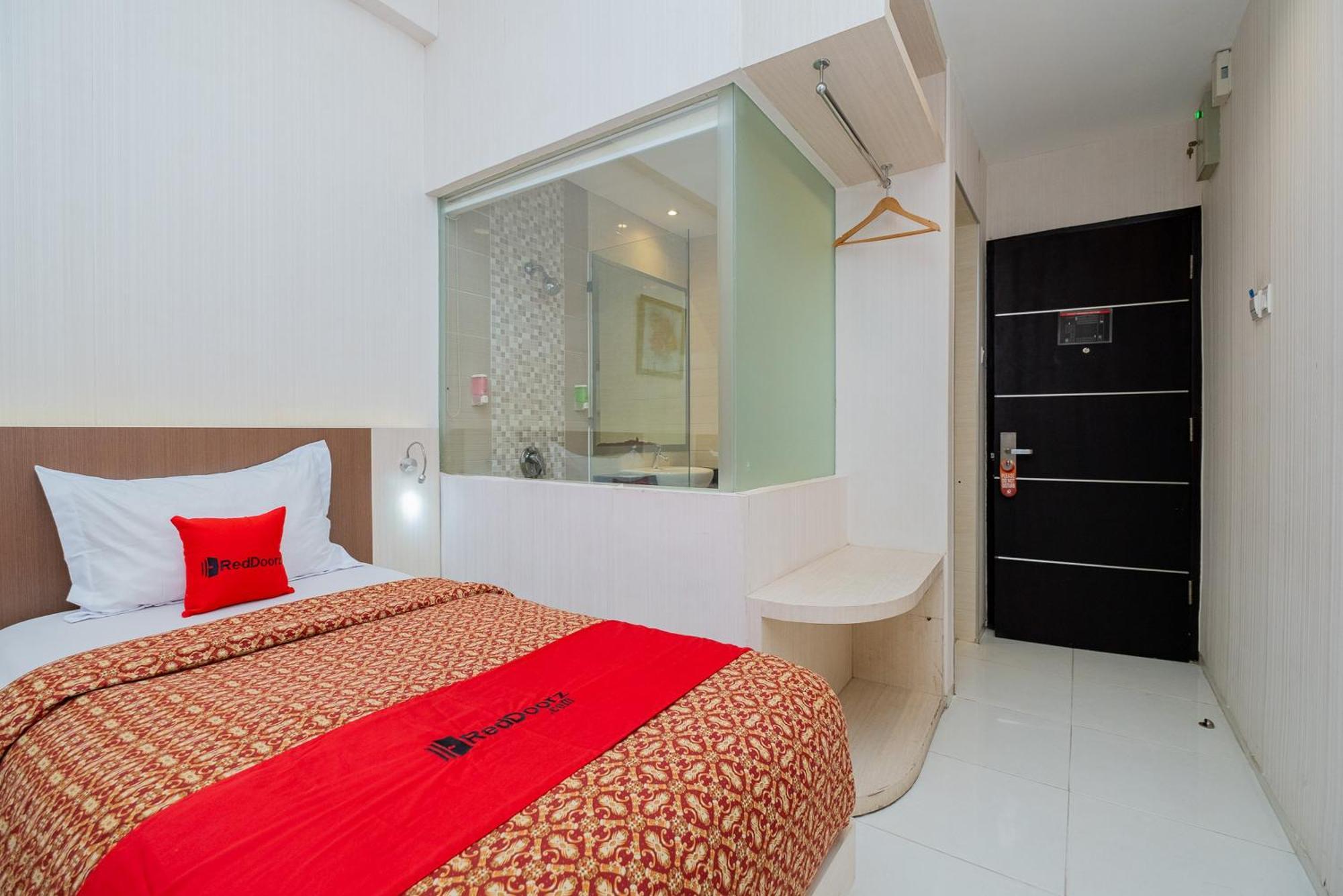 Отель Reddoorz Premium @ Jalan Veteran Bojonegoro Экстерьер фото