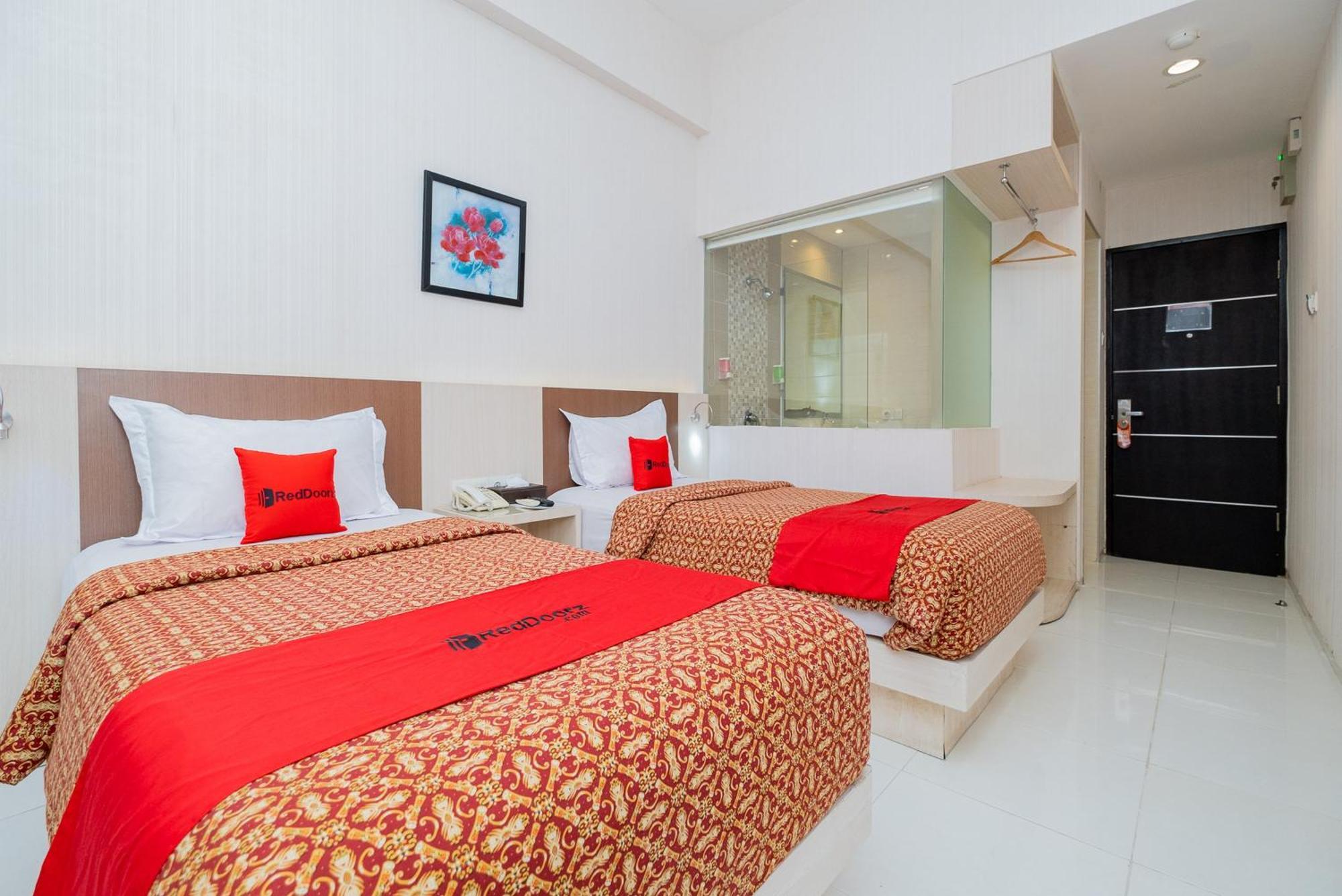 Отель Reddoorz Premium @ Jalan Veteran Bojonegoro Экстерьер фото