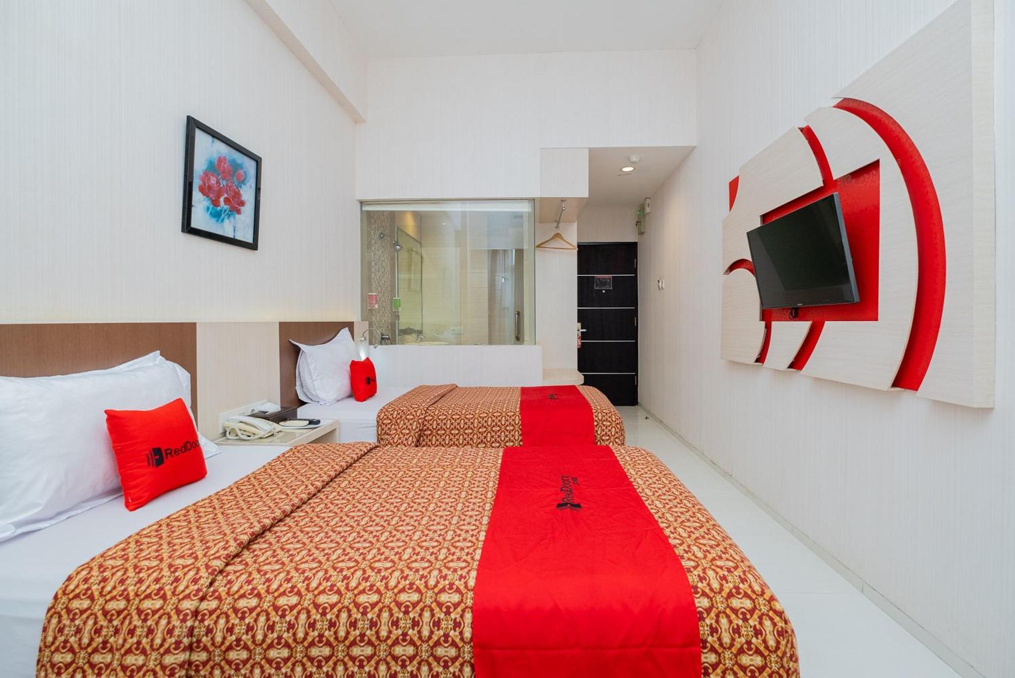 Отель Reddoorz Premium @ Jalan Veteran Bojonegoro Экстерьер фото