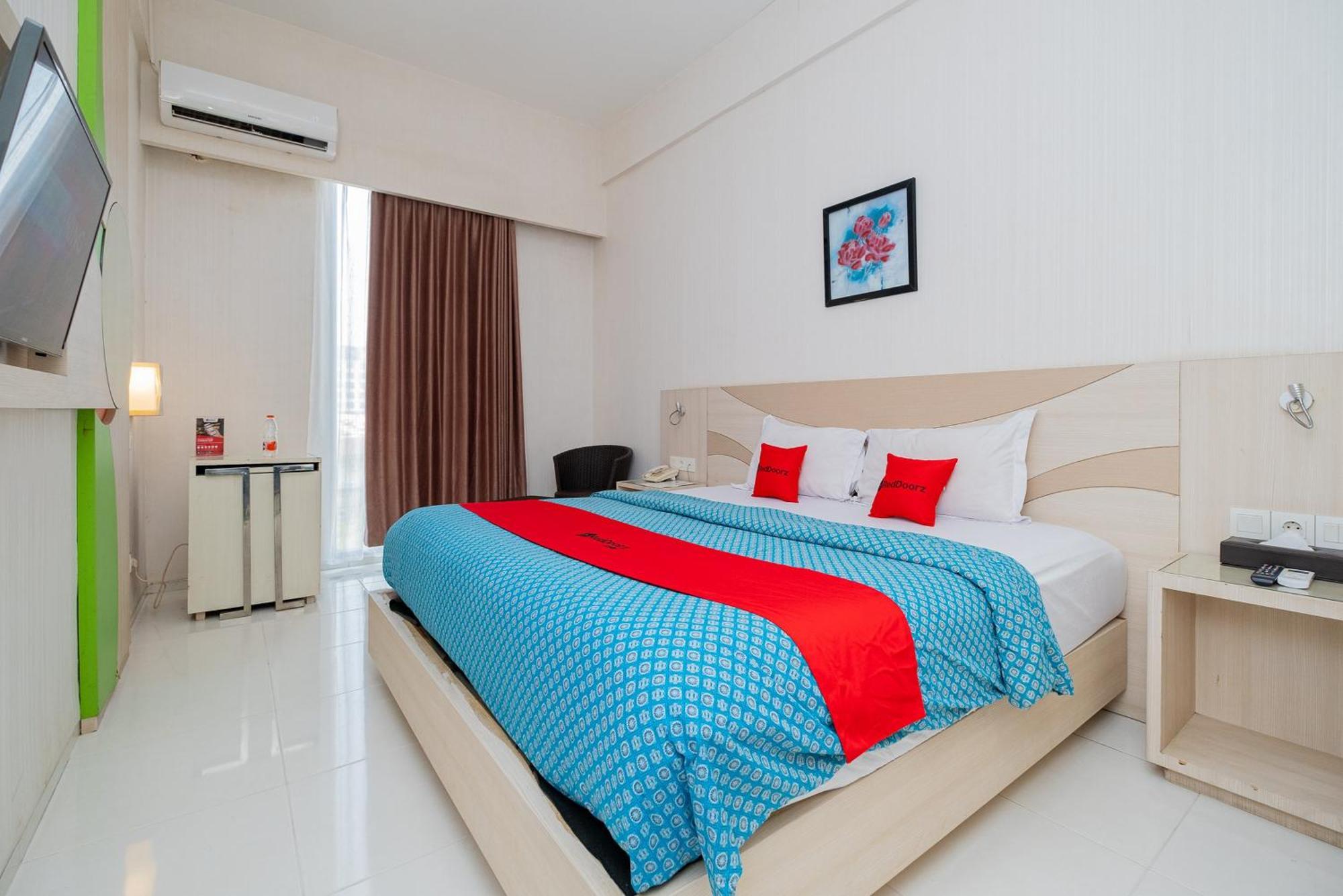 Отель Reddoorz Premium @ Jalan Veteran Bojonegoro Экстерьер фото